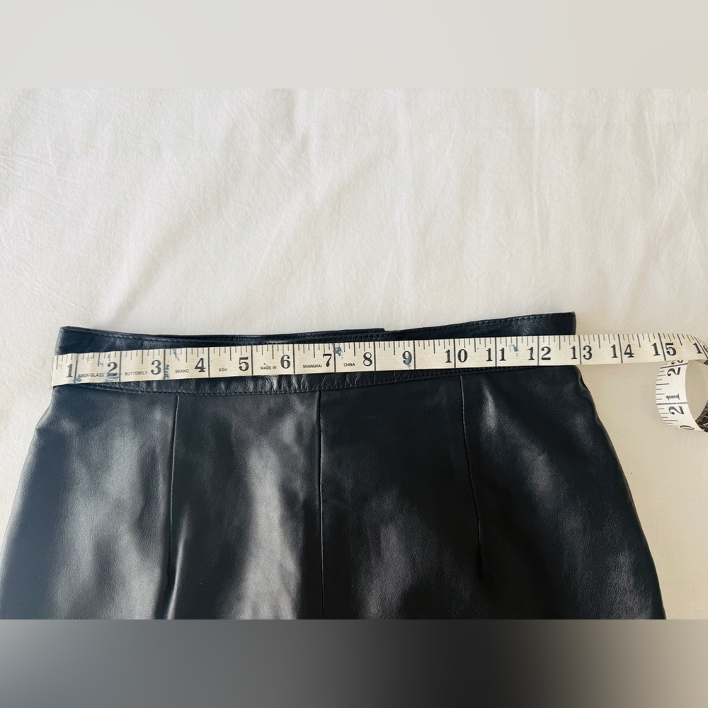 Minimalist Chic Classic Black Leather Pencil Skirt - Picture 4 of 6